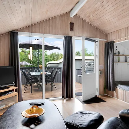 Amazing In With 2 Bedrooms, Swimming Pool And Wifi Semesterbostad Rønde